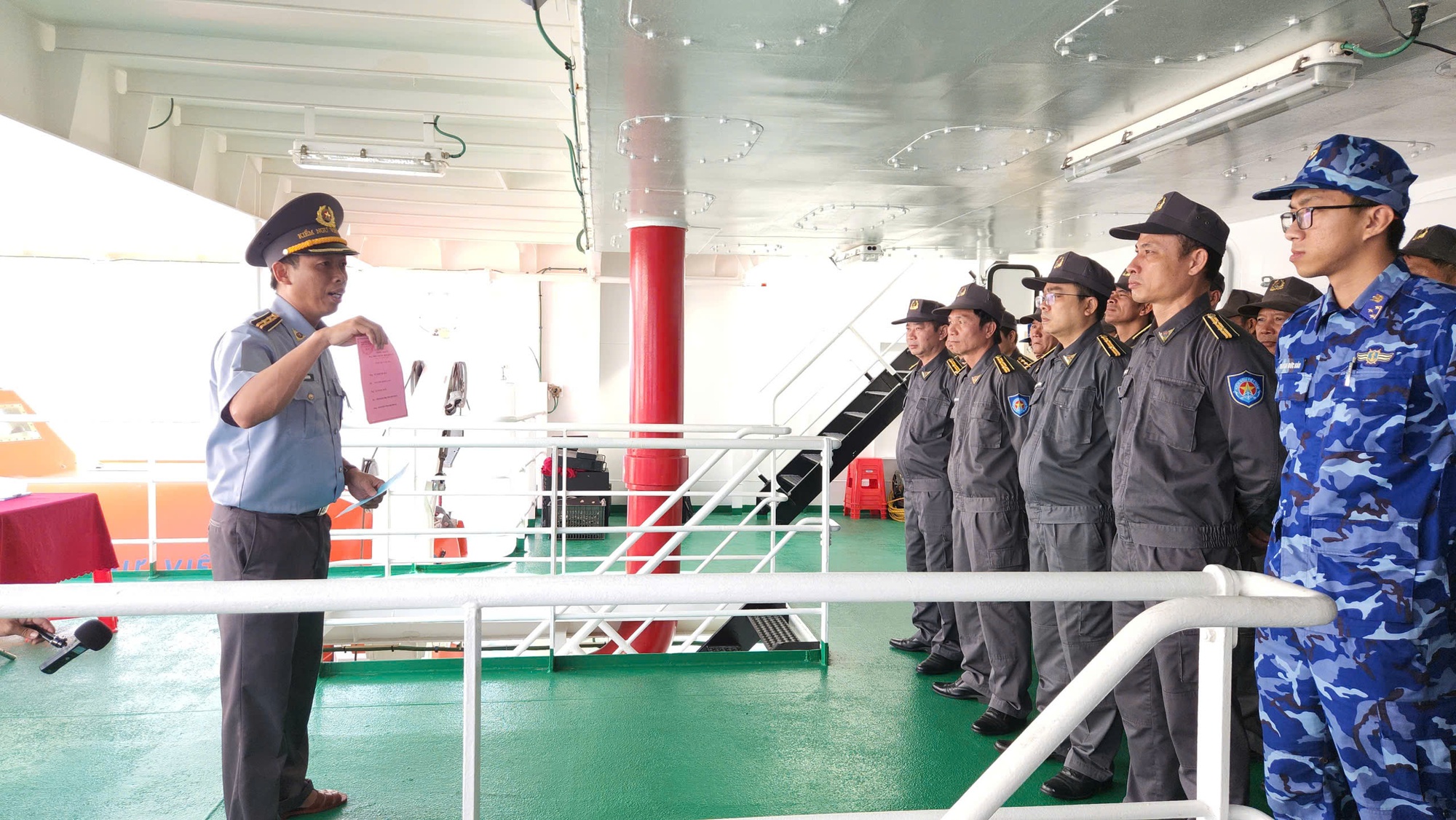 Lực lượng đang l&agrave;m nhiệm vụ tr&ecirc;n v&ugrave;ng biển chủ quyền của Tổ quốc thực hiện bầu cử sớm- Ảnh 1.