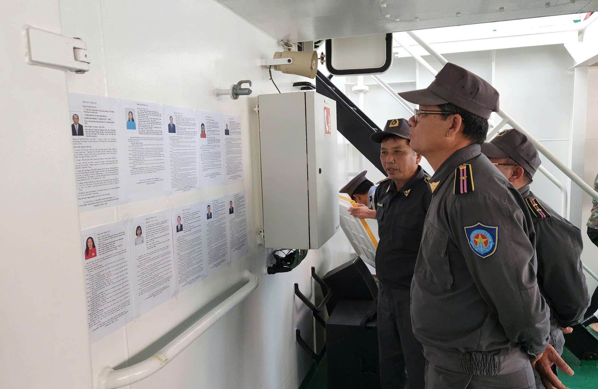 Lực lượng đang l&agrave;m nhiệm vụ tr&ecirc;n v&ugrave;ng biển chủ quyền của Tổ quốc thực hiện bầu cử sớm- Ảnh 2.