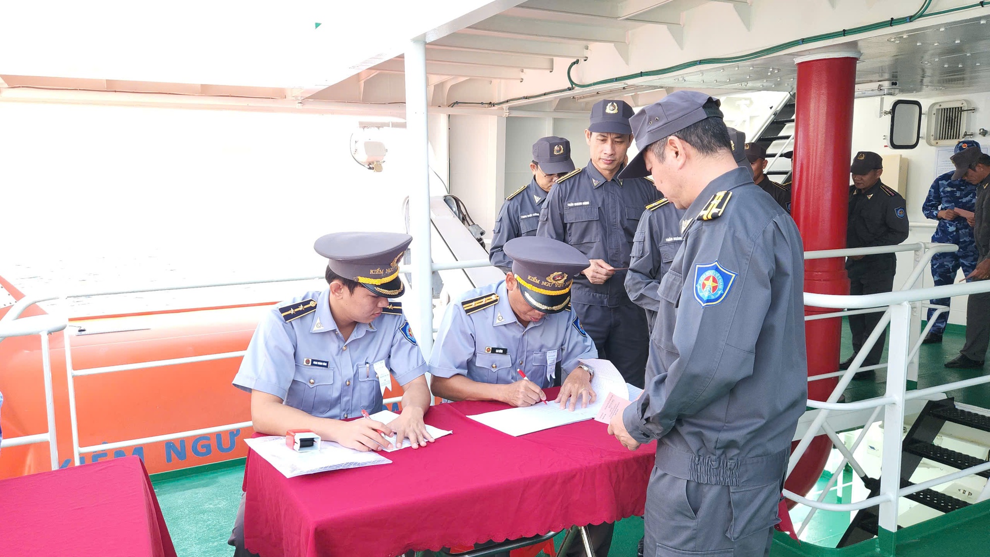 Lực lượng đang l&agrave;m nhiệm vụ tr&ecirc;n v&ugrave;ng biển chủ quyền của Tổ quốc thực hiện bầu cử sớm- Ảnh 3.