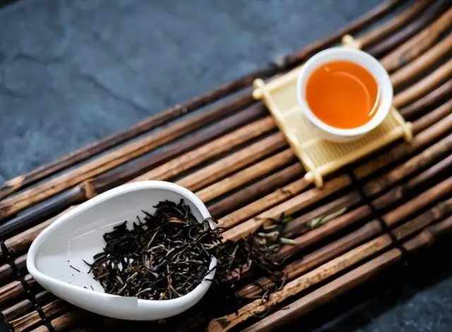 Một người đàn ông 58 tuổi uống một tách trà đen sau khi thức dậy vào buổi sáng, sau 8 tháng, bác sĩ hỏi 