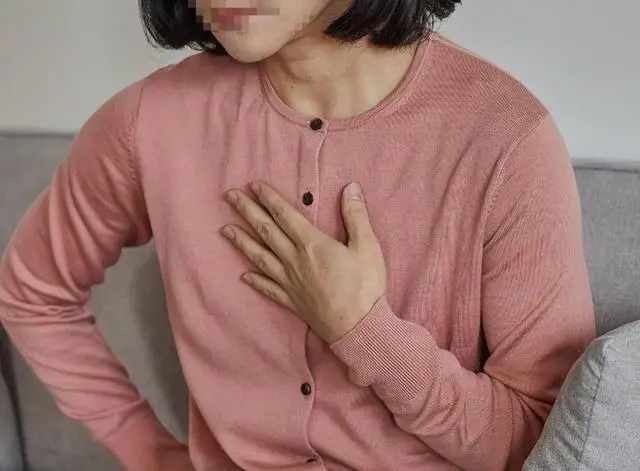 Một người đàn ông 58 tuổi uống một tách trà đen sau khi thức dậy vào buổi sáng, sau 8 tháng, bác sĩ hỏi 