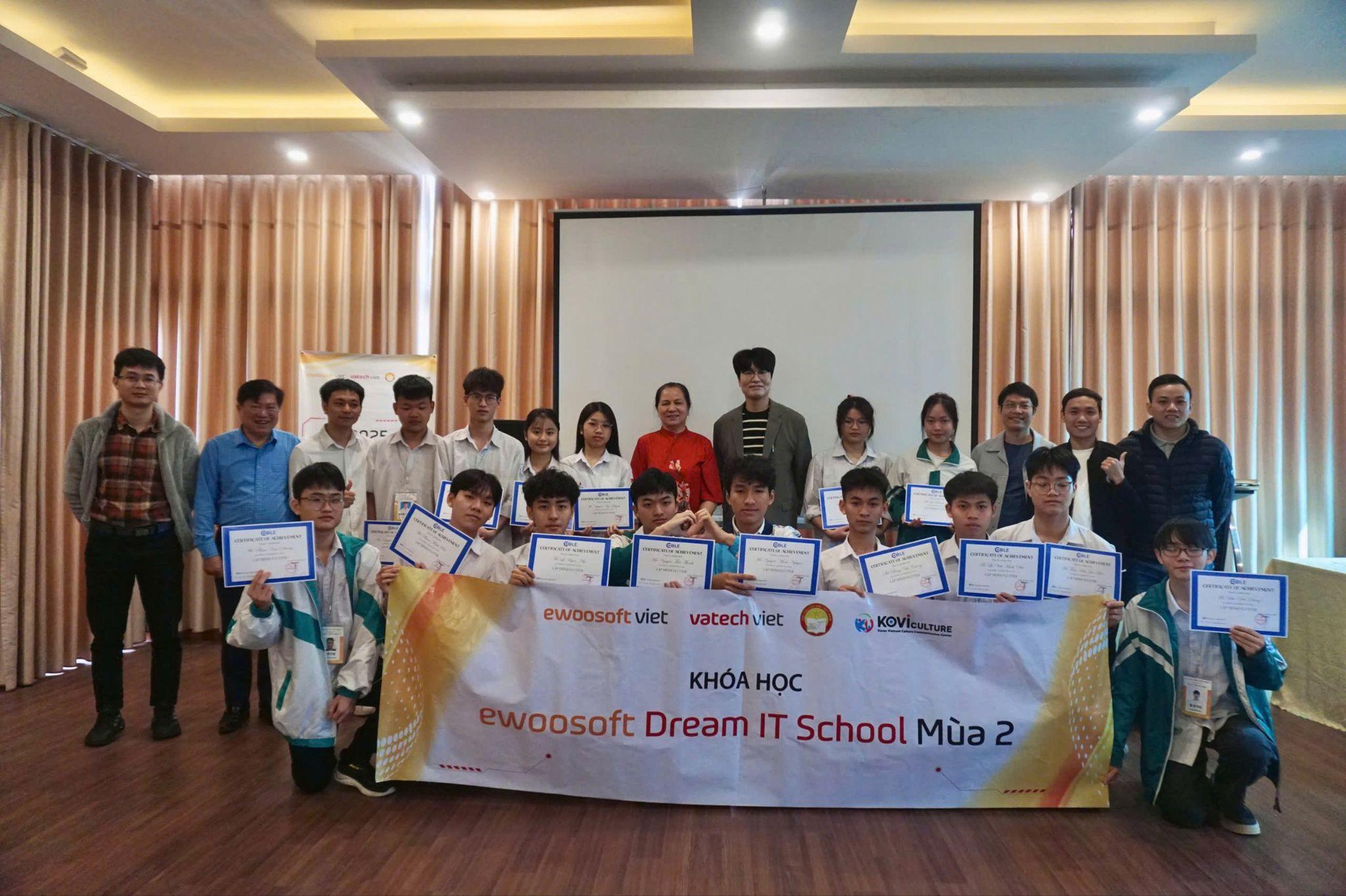 Học sinh THPT Th&aacute;i Nguy&ecirc;n tr&igrave;nh l&agrave;ng sản phẩm c&ocirc;ng nghệ sau 6 th&aacute;ng đ&agrave;o tạo - Ảnh 1.