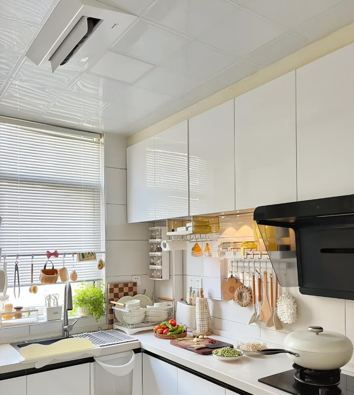 Việc mẹ t&ocirc;i sửa sang lại nh&agrave; bếp đ&atilde; dạy cho t&ocirc;i một b&agrave;i học: Chỉ v&agrave;i thay đổi nhỏ, việc nấu ăn đ&atilde; dễ chịu hơn hẳn - Ảnh 1.