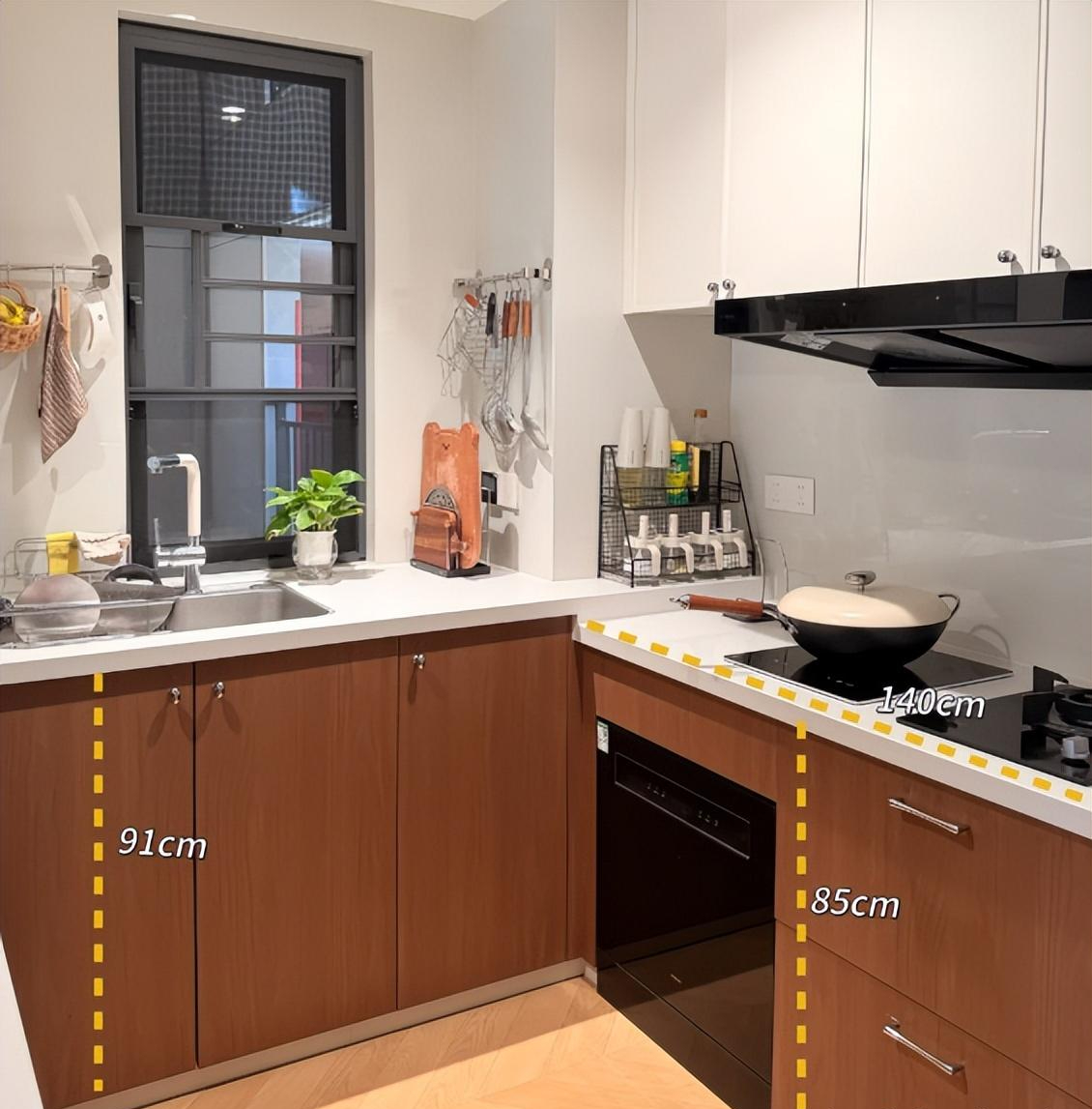 Việc mẹ t&ocirc;i sửa sang lại nh&agrave; bếp đ&atilde; dạy cho t&ocirc;i một b&agrave;i học: Chỉ v&agrave;i thay đổi nhỏ, việc nấu ăn đ&atilde; dễ chịu hơn hẳn - Ảnh 5.