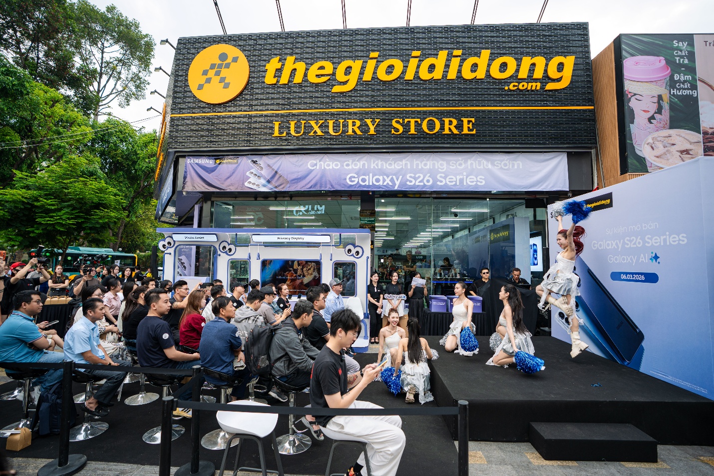 Thế Giới Di Động ch&iacute;nh thức trao tay chiếc Flagship Galaxy S26 series cho những kh&aacute;ch h&agrave;ng đầu ti&ecirc;n sở hữu - Ảnh 1.