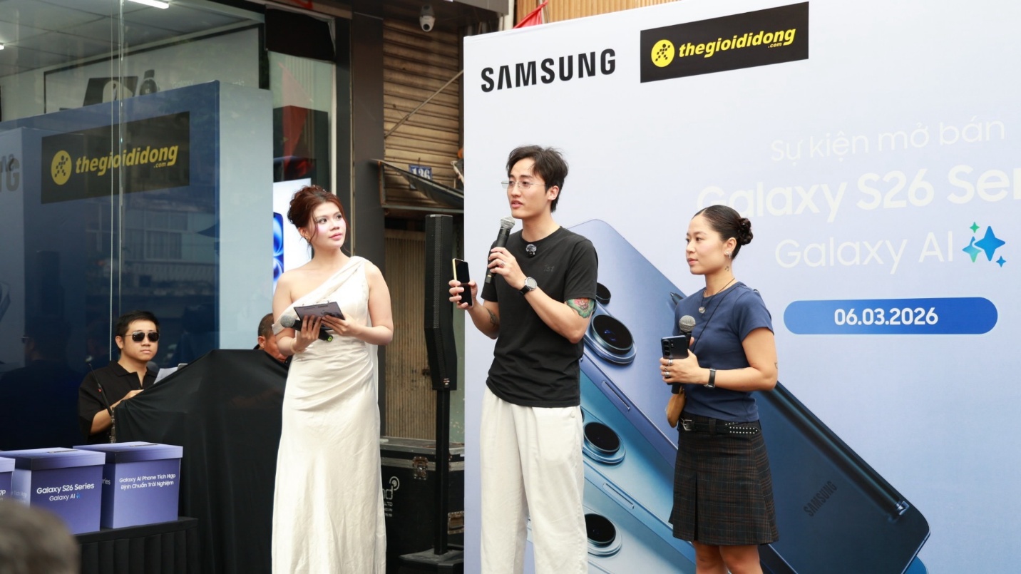 Thế Giới Di Động ch&iacute;nh thức trao tay chiếc Flagship Galaxy S26 series cho những kh&aacute;ch h&agrave;ng đầu ti&ecirc;n sở hữu - Ảnh 2.