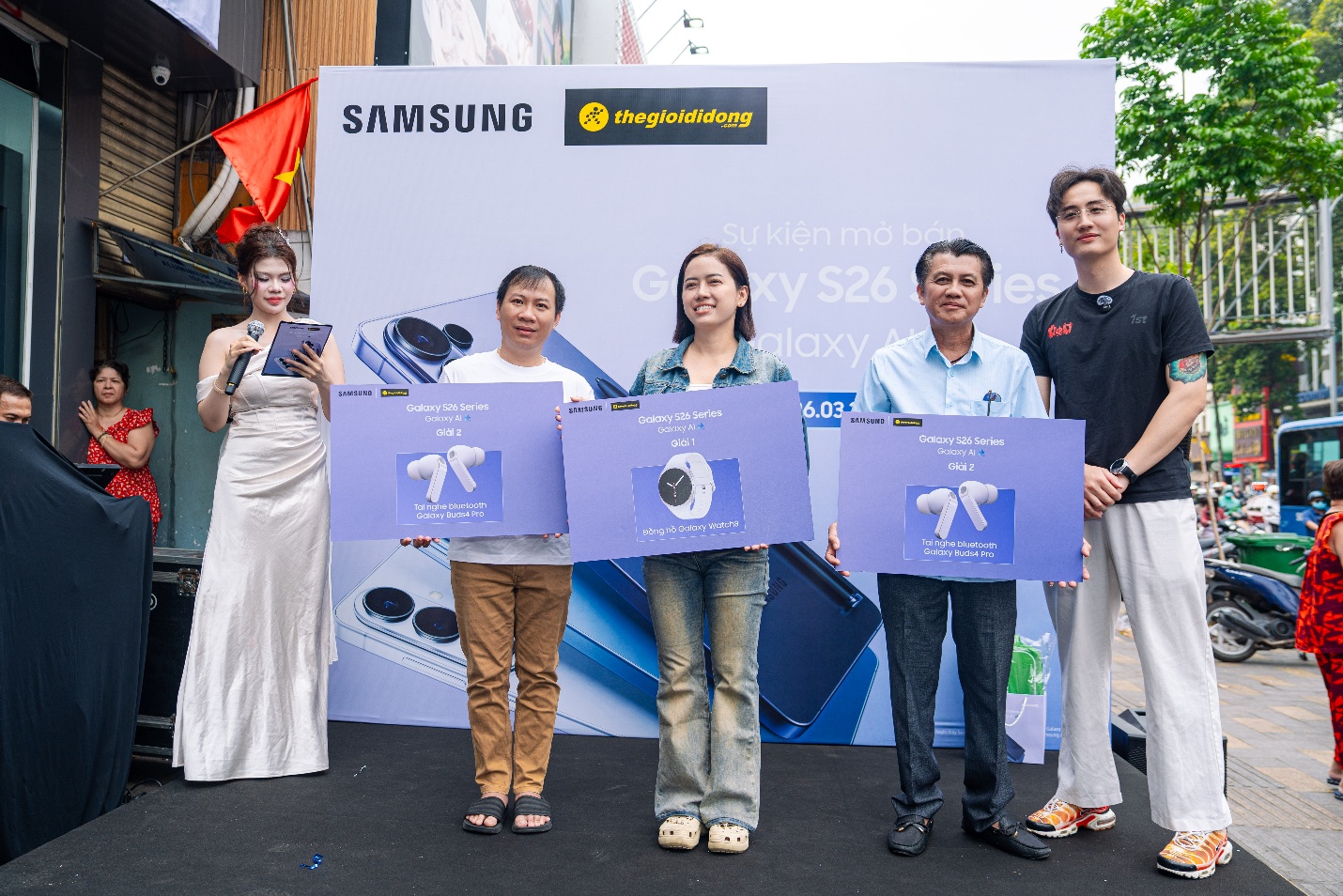 Thế Giới Di Động ch&iacute;nh thức trao tay chiếc Flagship Galaxy S26 series cho những kh&aacute;ch h&agrave;ng đầu ti&ecirc;n sở hữu - Ảnh 3.