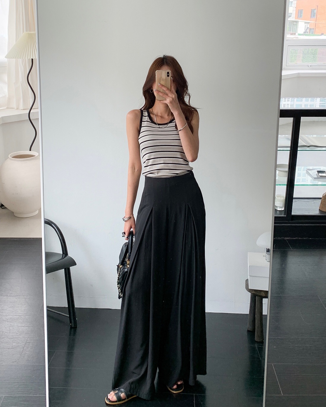 Quần đen đơn giản tới đ&acirc;u cũng trở n&ecirc;n sang chảnh nhờ 5 c&aacute;ch mặc- Ảnh 3.