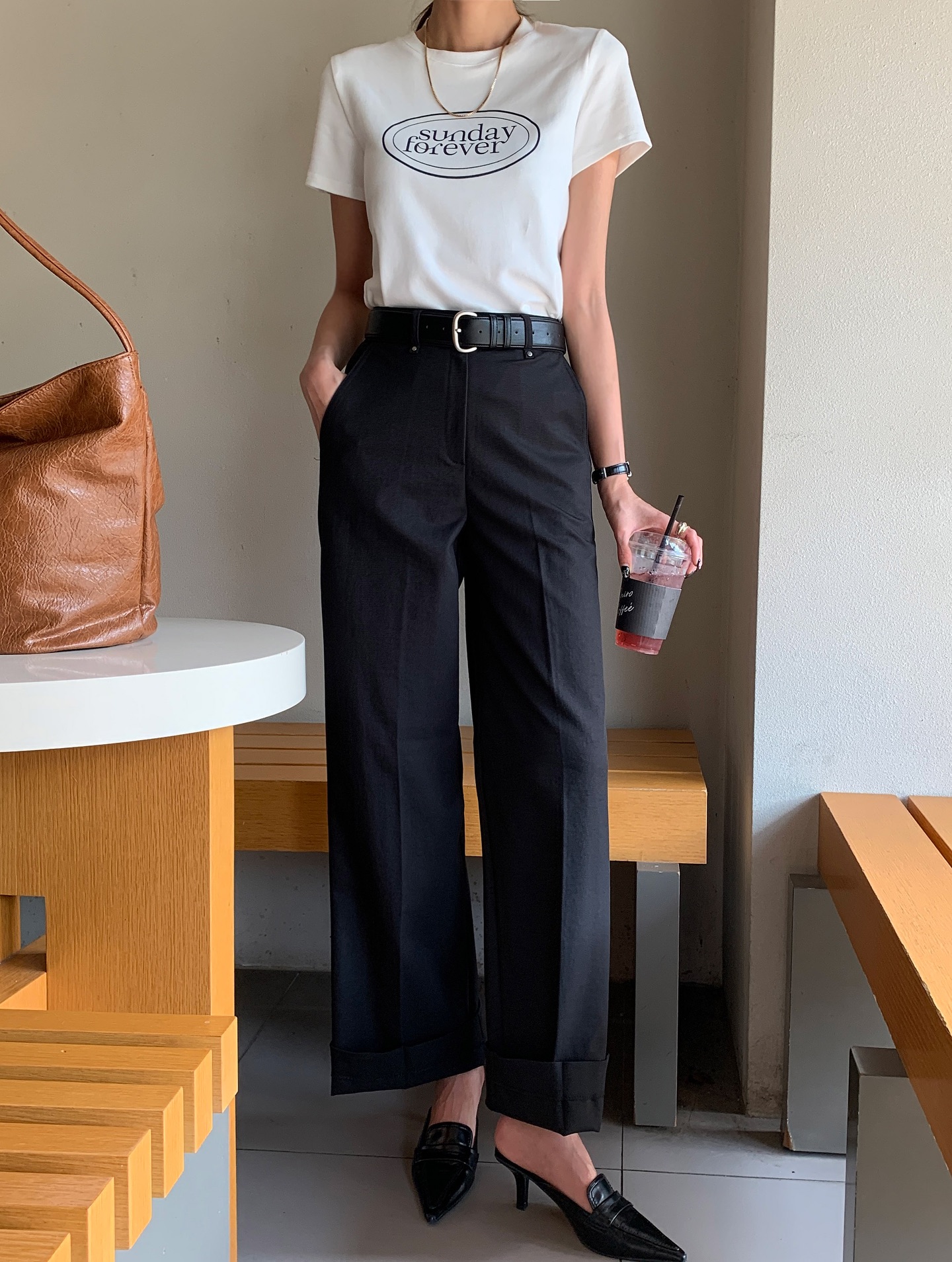 Quần đen đơn giản tới đ&acirc;u cũng trở n&ecirc;n sang chảnh nhờ 5 c&aacute;ch mặc- Ảnh 8.