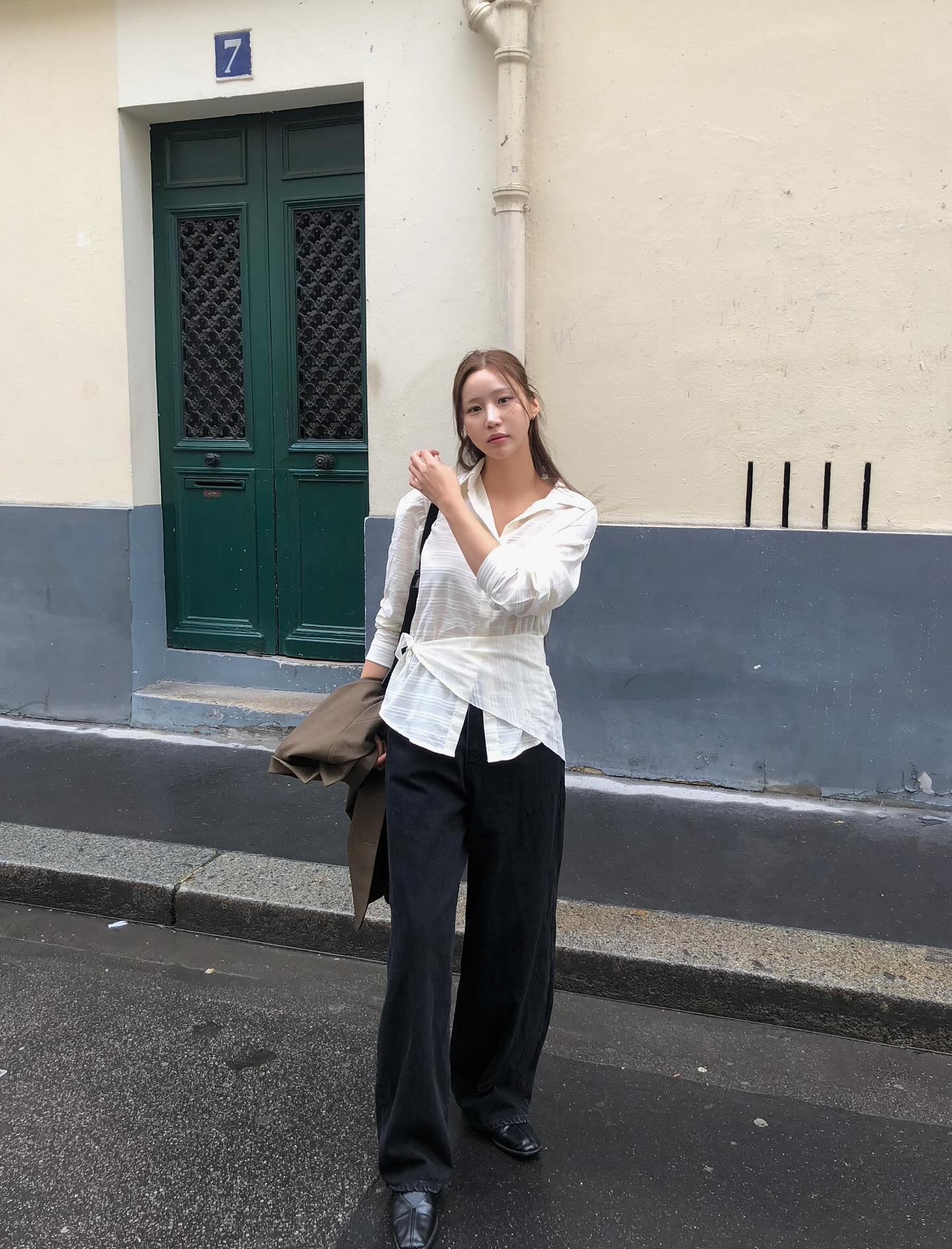 Quần đen đơn giản tới đ&acirc;u cũng trở n&ecirc;n sang chảnh nhờ 5 c&aacute;ch mặc- Ảnh 9.