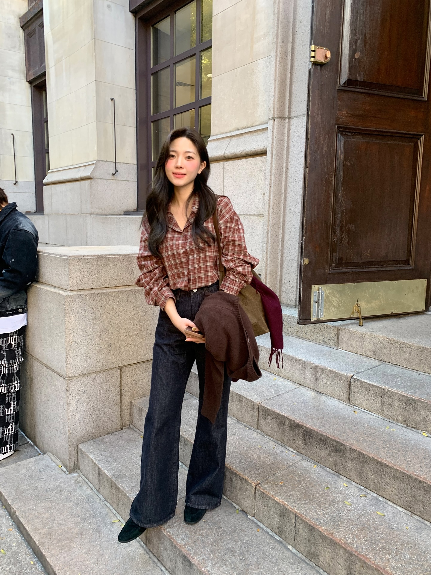 Quần đen đơn giản tới đ&acirc;u cũng trở n&ecirc;n sang chảnh nhờ 5 c&aacute;ch mặc- Ảnh 4.