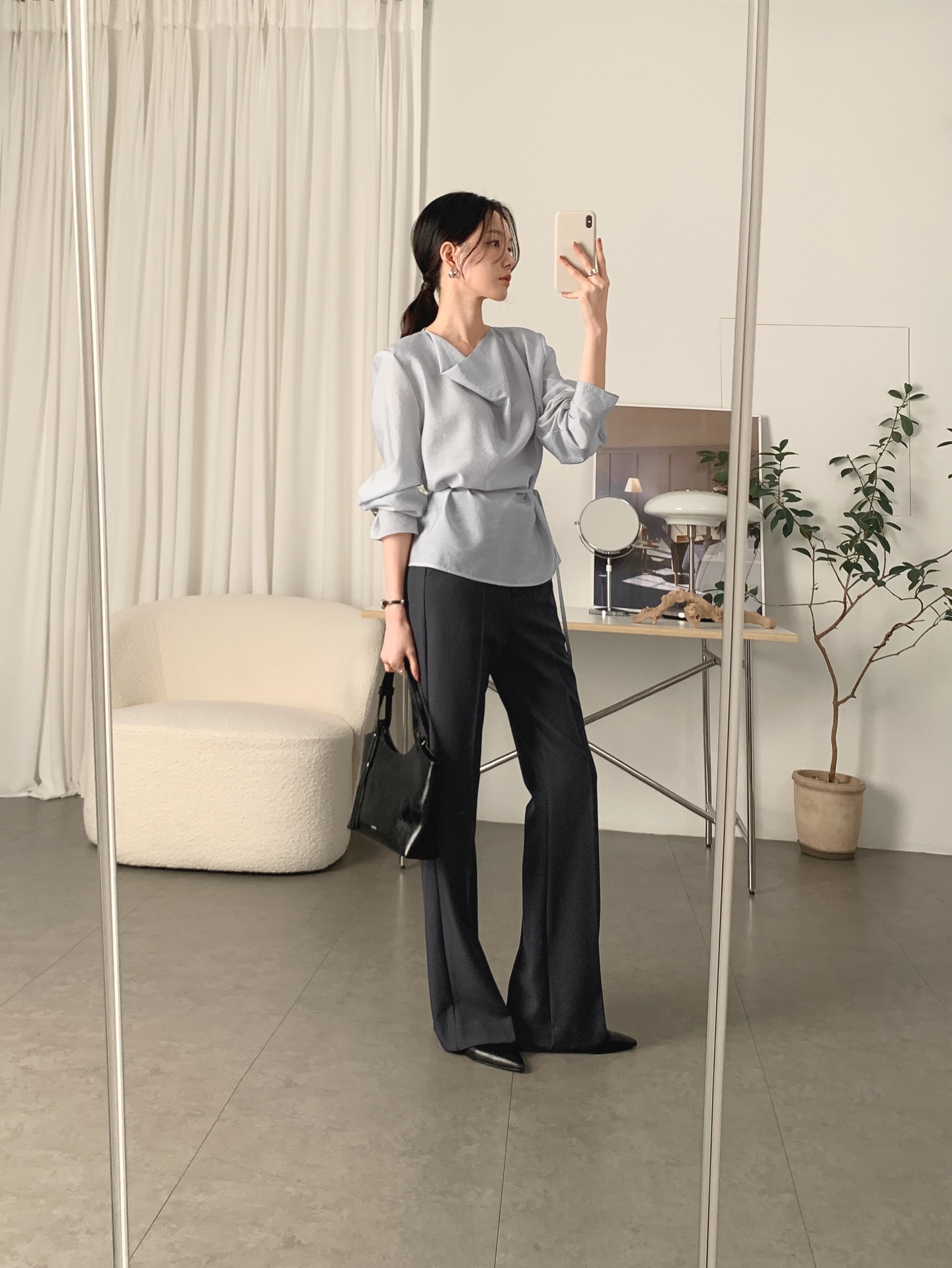 Quần đen đơn giản tới đ&acirc;u cũng trở n&ecirc;n sang chảnh nhờ 5 c&aacute;ch mặc- Ảnh 2.