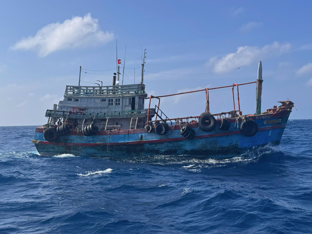 Bộ tư lệnh v&ugrave;ng cảnh s&aacute;t biển 4  tiếp tục bắt giữ t&agrave;u c&aacute; 
vận chuyển tr&aacute;i ph&eacute;p khoảng hơn 50.000 l&iacute;t dầu diesel 
- Ảnh 1.