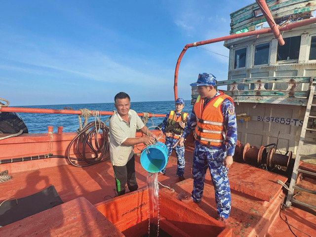 Bộ tư lệnh v&ugrave;ng cảnh s&aacute;t biển 4  tiếp tục bắt giữ t&agrave;u c&aacute; 
vận chuyển tr&aacute;i ph&eacute;p khoảng hơn 50.000 l&iacute;t dầu diesel 
- Ảnh 2.