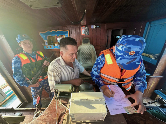 Bộ tư lệnh v&ugrave;ng cảnh s&aacute;t biển 4  tiếp tục bắt giữ t&agrave;u c&aacute; 
vận chuyển tr&aacute;i ph&eacute;p khoảng hơn 50.000 l&iacute;t dầu diesel 
- Ảnh 5.