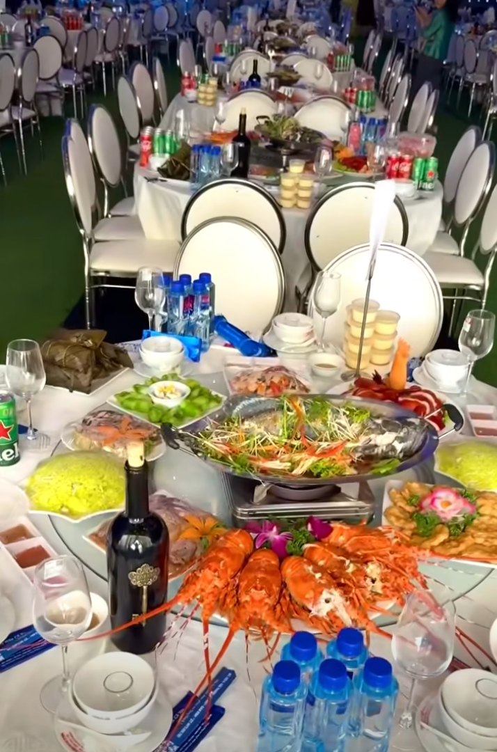 Đ&aacute;m cưới g&acirc;y ch&uacute; &yacute; tại Hải Hậu: Rạp cưới rộng 1.000m2, d&agrave;n xe moto tiền tỷ rước d&acirc;u- Ảnh 16.