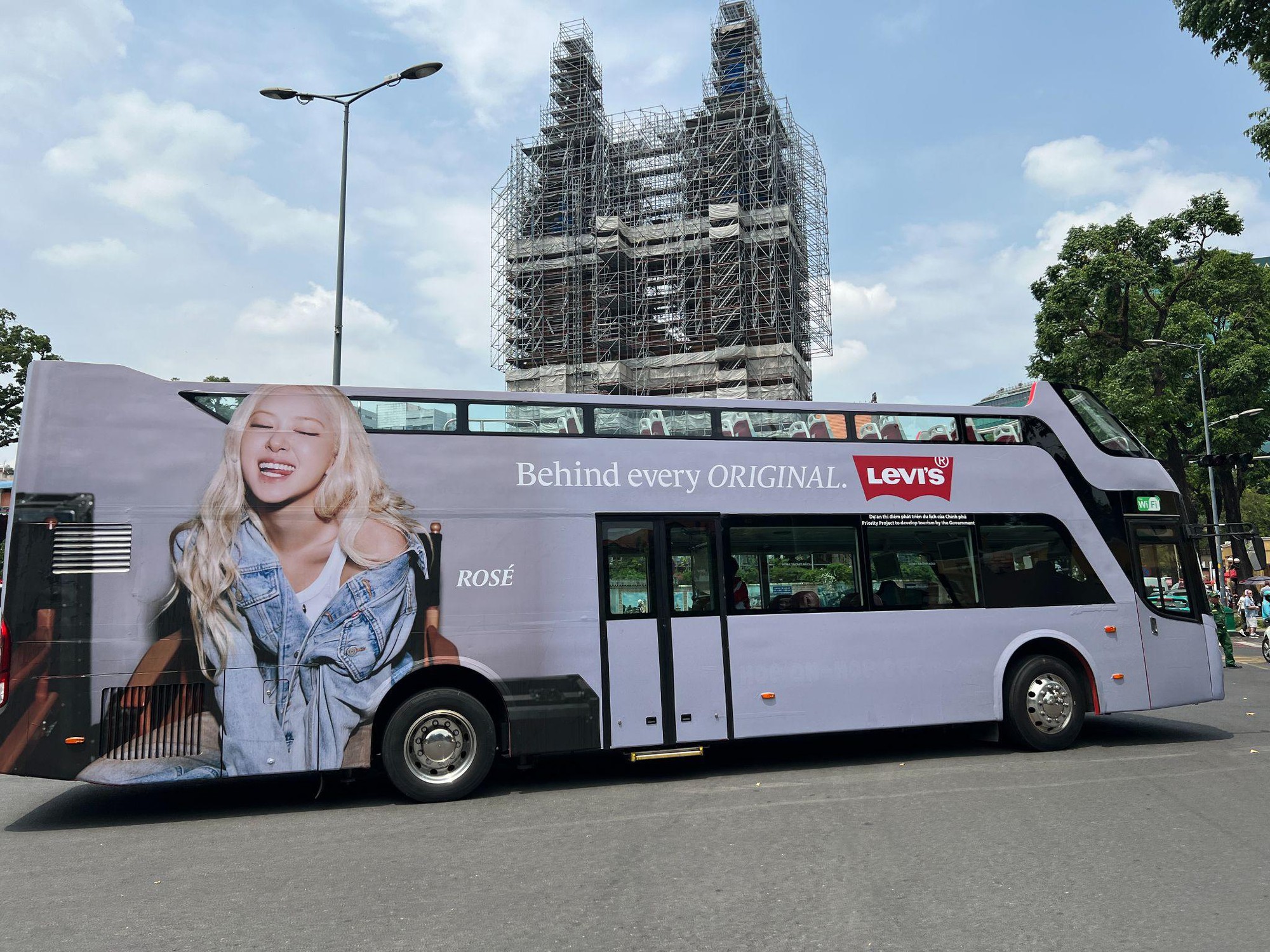 Cơn sốt check-in &ldquo;bắt gặp Ros&eacute; ở Việt Nam&rdquo; đến săn l&ugrave;ng &ldquo;chiếc quần jeans Levi&rsquo;s&rdquo; - Ảnh 1.