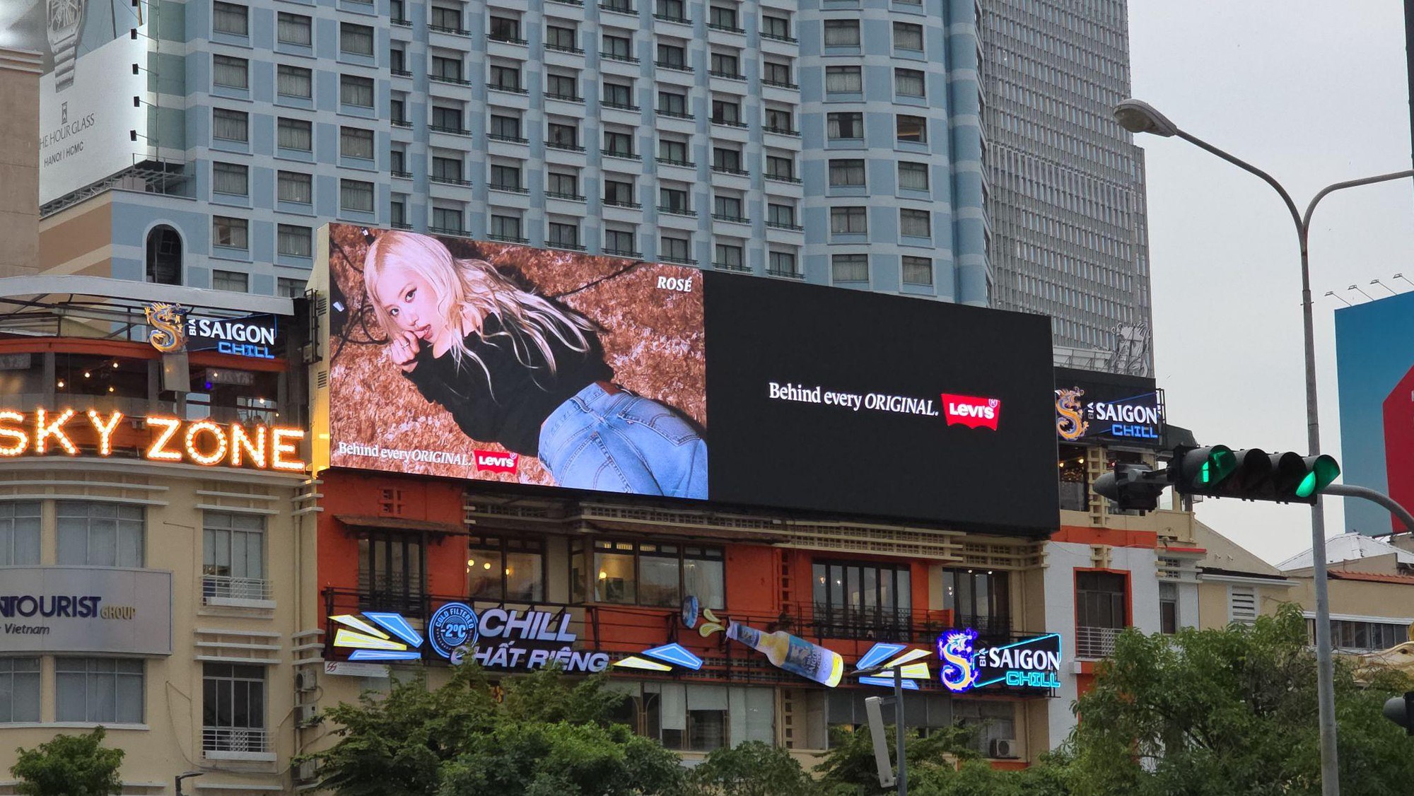 Cơn sốt check-in &ldquo;bắt gặp Ros&eacute; ở Việt Nam&rdquo; đến săn l&ugrave;ng &ldquo;chiếc quần jeans Levi&rsquo;s&rdquo; - Ảnh 2.