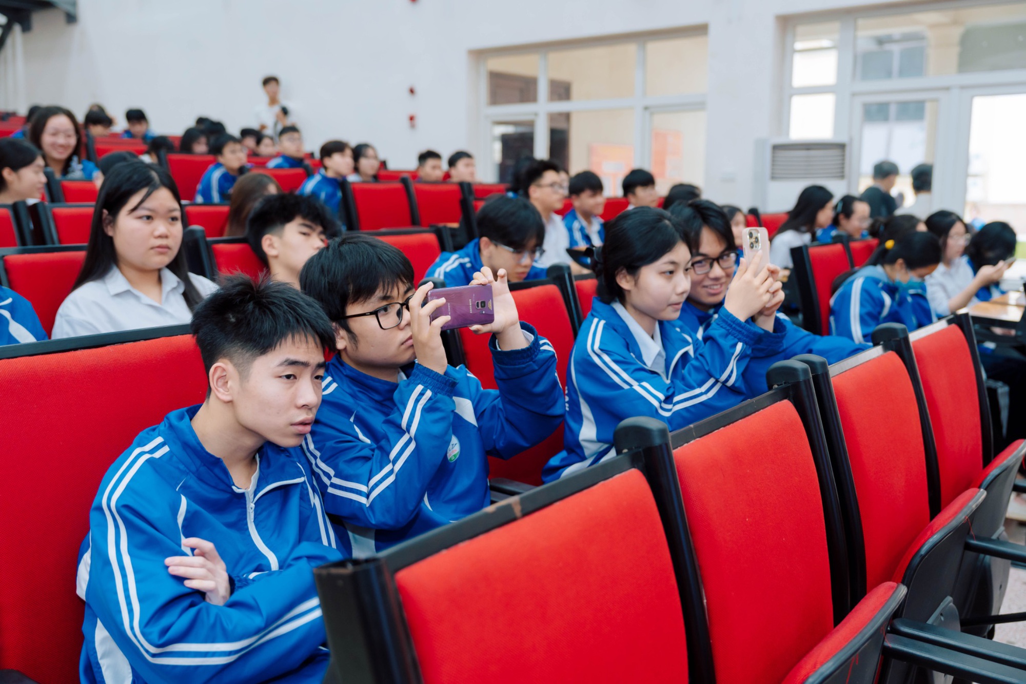 Học sinh Hưng Y&ecirc;n h&aacute;o hức với &ldquo;Vũ đ&agrave;i tr&iacute; tuệ &ndash; High School Battle&rdquo; - Ảnh 2.