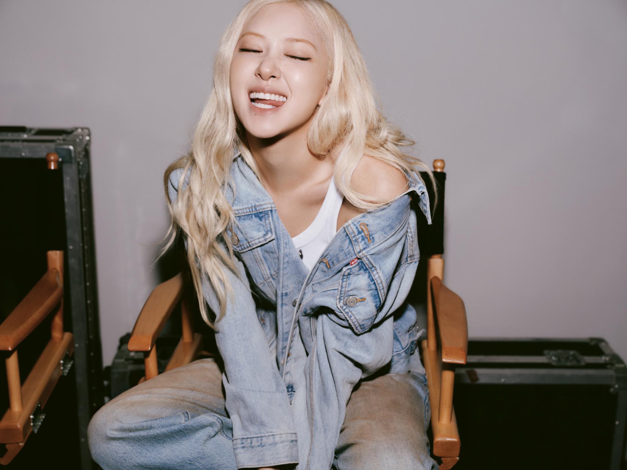 Cơn sốt check-in &ldquo;bắt gặp Ros&eacute; ở Việt Nam&rdquo; đến săn l&ugrave;ng &ldquo;chiếc quần jeans Levi&rsquo;s&rdquo; - Ảnh 3.