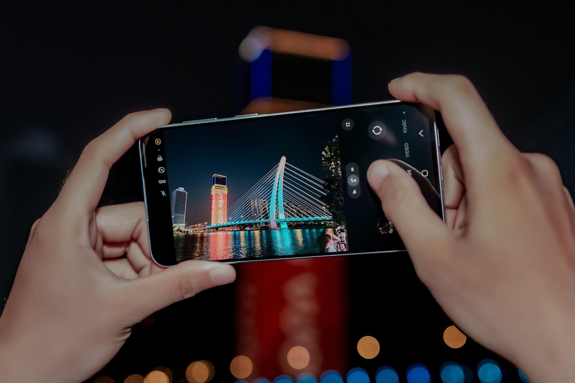 Đi đ&ecirc;m lắm cũng c&oacute; ng&agrave;y&hellip; bật vibe đ&ecirc;m &ldquo;s&aacute;ng tỏa&rdquo; c&ugrave;ng Galaxy A57/A37 5G - Ảnh 1.