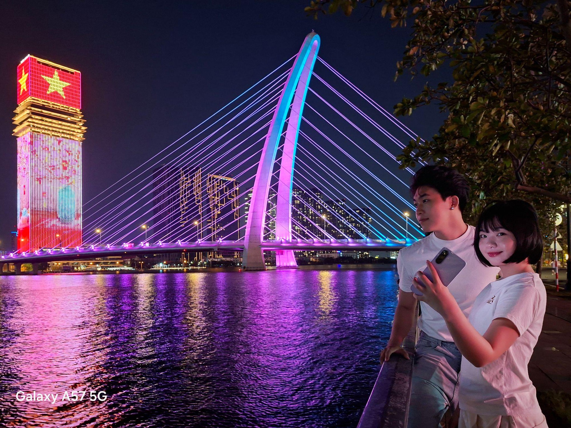 Đi đ&ecirc;m lắm cũng c&oacute; ng&agrave;y&hellip; bật vibe đ&ecirc;m &ldquo;s&aacute;ng tỏa&rdquo; c&ugrave;ng Galaxy A57/A37 5G - Ảnh 2.
