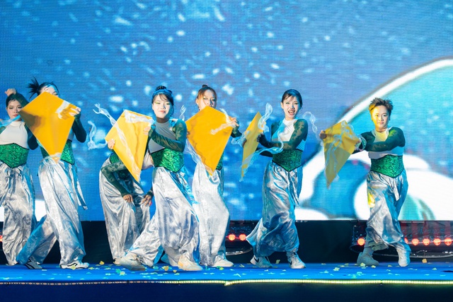 Mang &ldquo;hồn Việt&rdquo; tỏa s&aacute;ng tr&ecirc;n s&acirc;n khấu trẻ, THE SPIKE l&ecirc;n ng&ocirc;i Qu&aacute;n qu&acirc;n HUTECH&rsquo;s Got Talent 2026 - Ảnh 2.