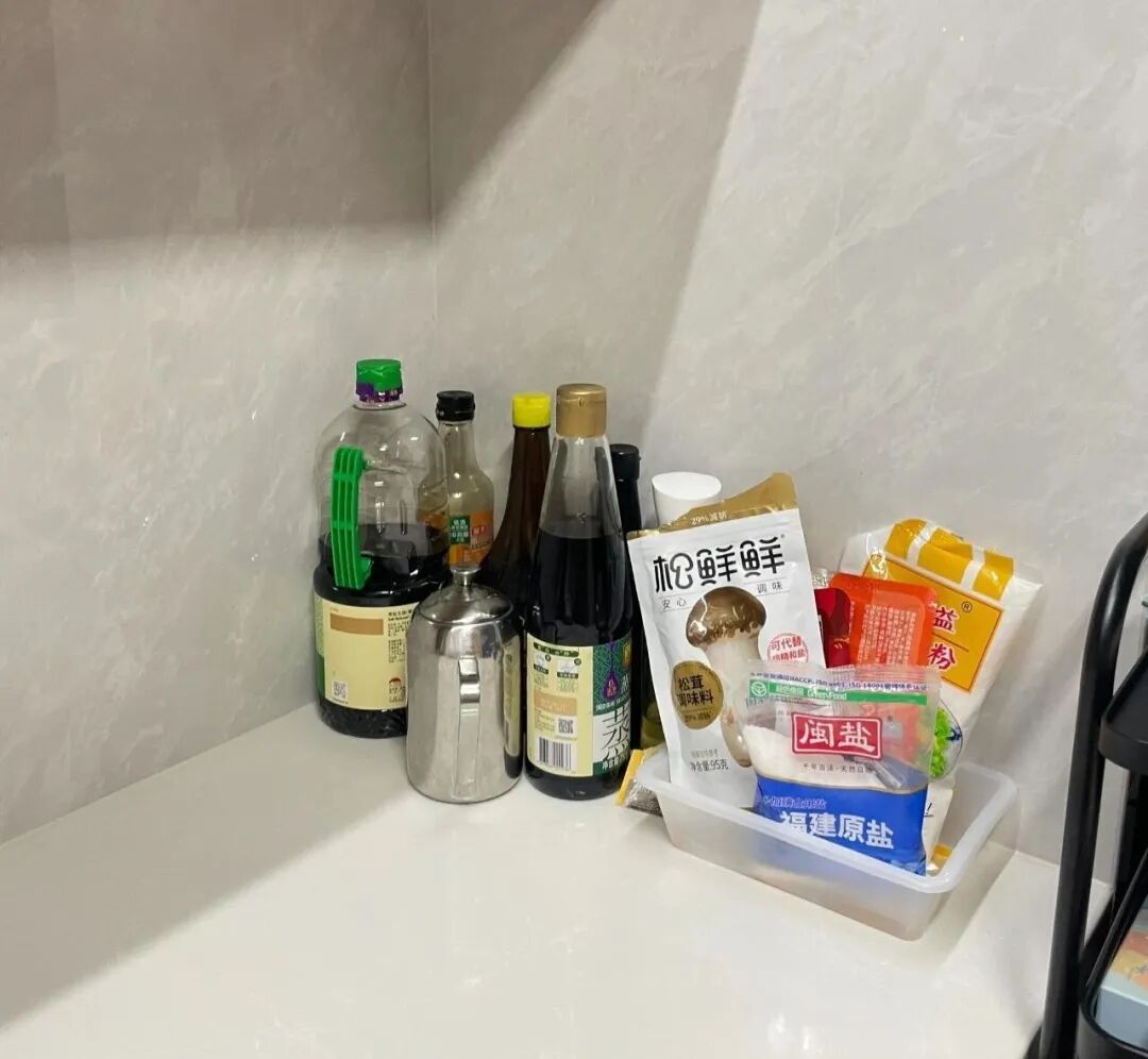 Kh&ocirc;ng cần mua hộp đựng đắt tiền: Người phụ nữ trung ni&ecirc;n n&agrave;y chỉ giữ lại bao b&igrave; gốc m&agrave; nh&agrave; vẫn gọn bất ngờ - Ảnh 1.