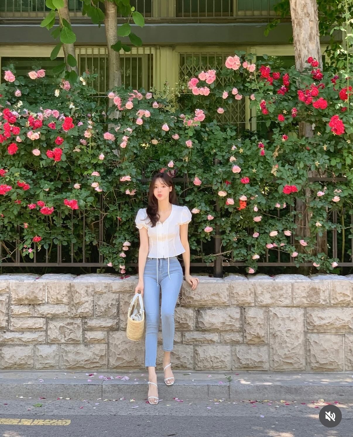 3 kiểu quần jeans cho người có chiều cao khiêm tốn, đi giày cao gót hay không thì chân vẫn dài- Ảnh 2. 3 kiểu quần jeans cho người có chiều cao khiêm tốn, đi giày cao gót hay không thì chân vẫn dài- Ảnh 2.