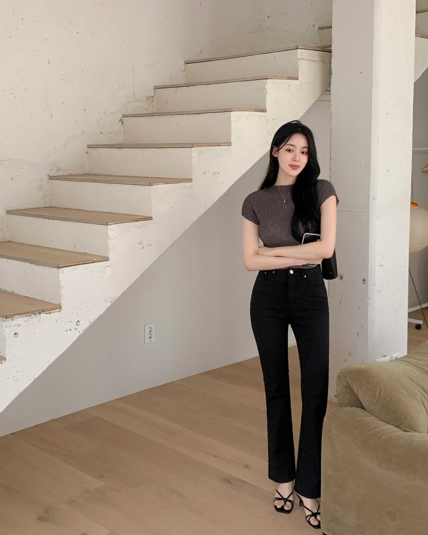 3 kiểu quần jeans cho người có chiều cao khiêm tốn, đi giày cao gót hay không thì chân vẫn dài- Ảnh 6. 3 kiểu quần jeans cho người có chiều cao khiêm tốn, đi giày cao gót hay không thì chân vẫn dài- Ảnh 6.