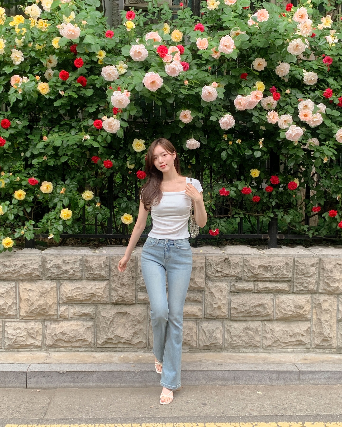 3 kiểu quần jeans cho người có chiều cao khiêm tốn, đi giày cao gót hay không thì chân vẫn dài- Ảnh 3. 3 kiểu quần jeans cho người có chiều cao khiêm tốn, đi giày cao gót hay không thì chân vẫn dài- Ảnh 3.