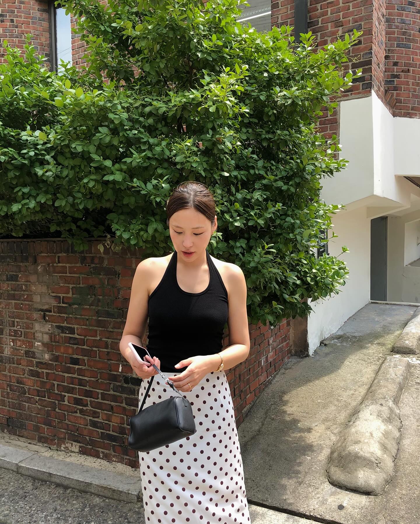 Ch&acirc;n v&aacute;y su&ocirc;ng m&ugrave;a h&egrave; qu&aacute; đẹp, c&oacute; &iacute;t nhất 4 c&ocirc;ng thức để chị em biến h&oacute;a s&agrave;nh điệu mọi l&uacute;c mọi nơi- Ảnh 5.