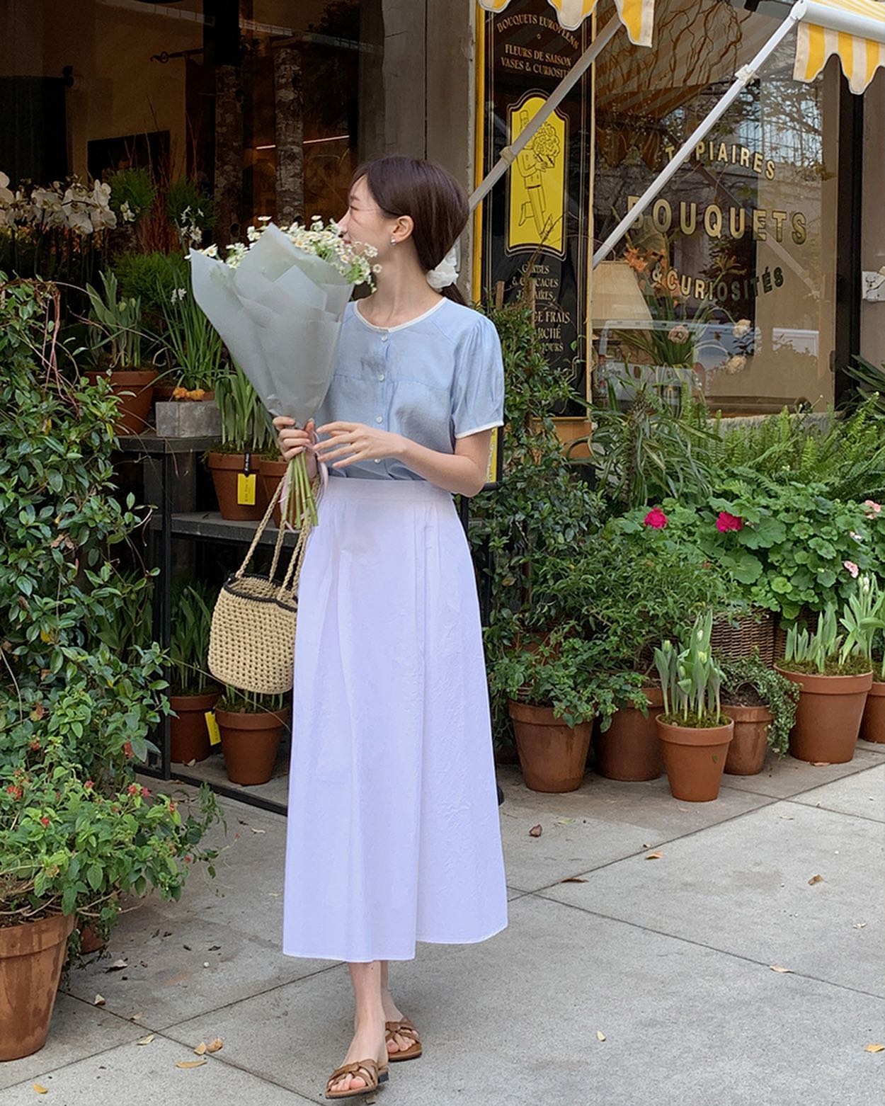 Ch&acirc;n v&aacute;y su&ocirc;ng m&ugrave;a h&egrave; qu&aacute; đẹp, c&oacute; &iacute;t nhất 4 c&ocirc;ng thức để chị em biến h&oacute;a s&agrave;nh điệu mọi l&uacute;c mọi nơi- Ảnh 1.