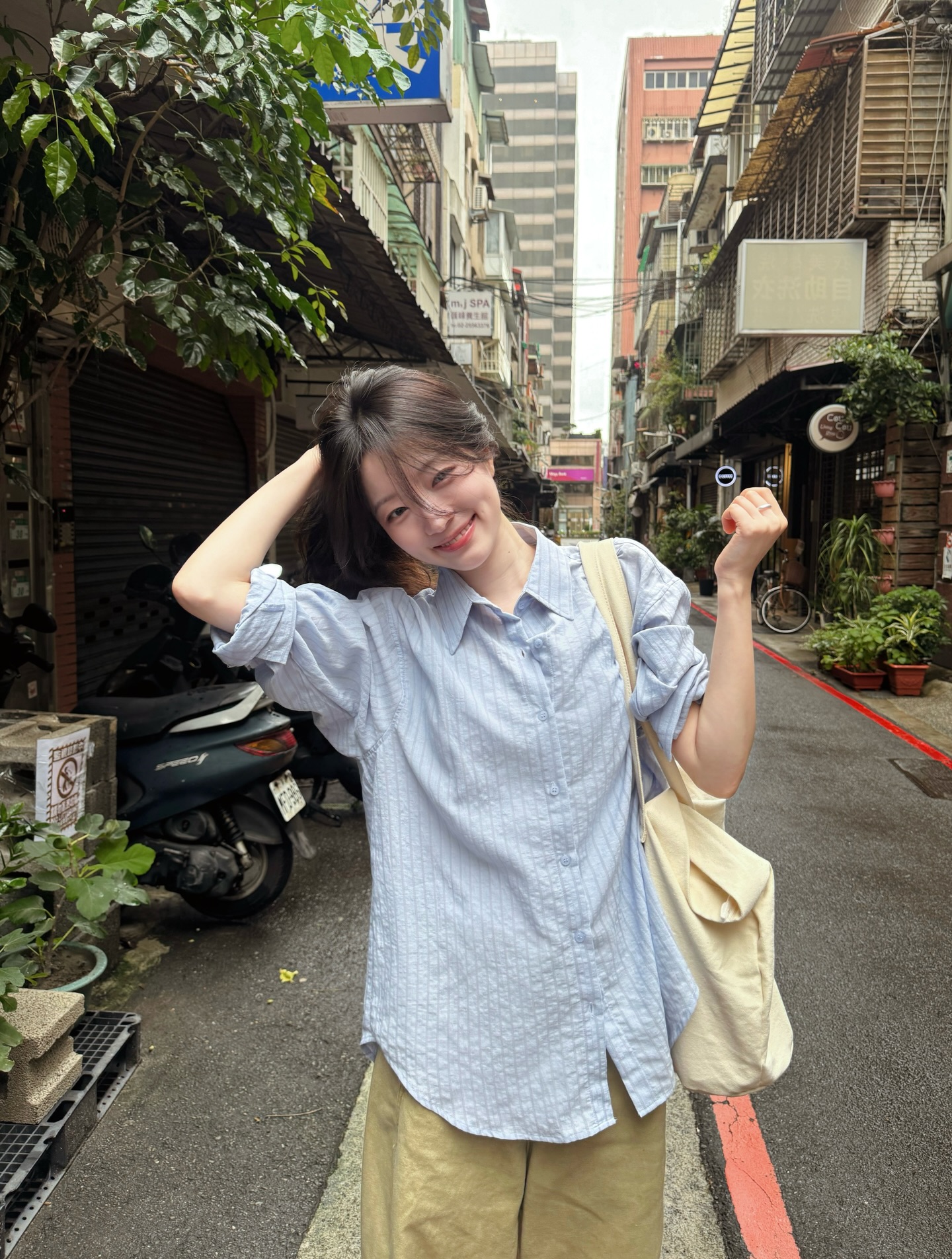 4 mẫu &aacute;o ho&agrave;n hảo để mặc đi du lịch, vừa nhẹ m&aacute;t vừa ăn ảnh- Ảnh 5.