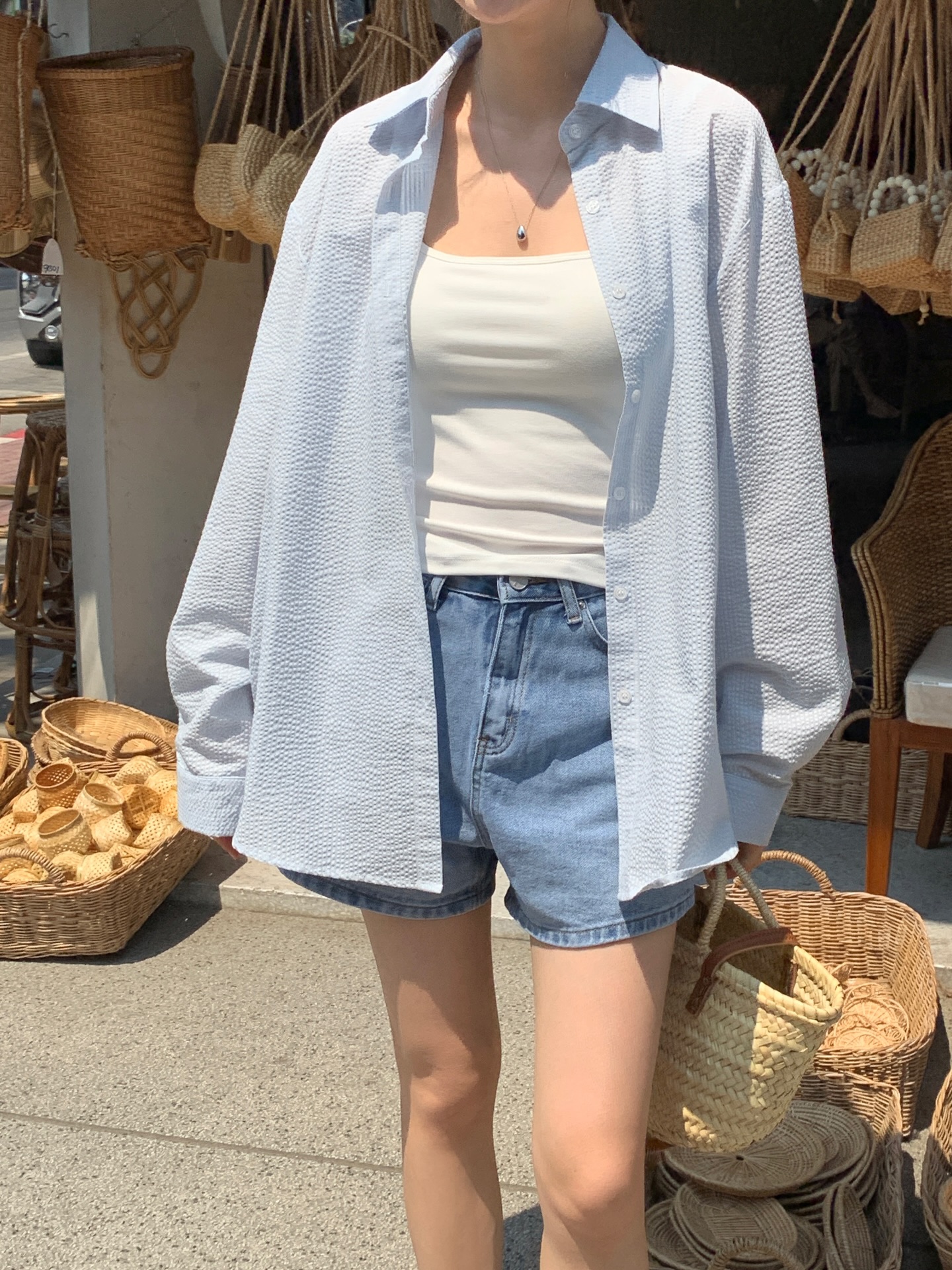 4 mẫu &aacute;o ho&agrave;n hảo để mặc đi du lịch, vừa nhẹ m&aacute;t vừa ăn ảnh- Ảnh 6.