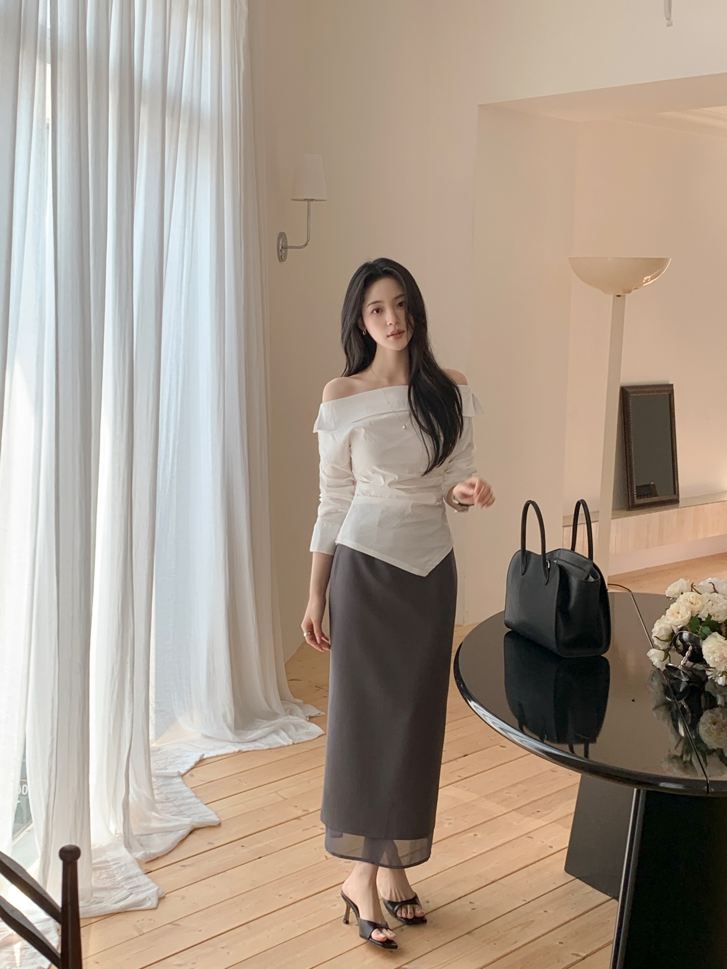 Ch&acirc;n v&aacute;y su&ocirc;ng m&ugrave;a h&egrave; qu&aacute; đẹp, c&oacute; &iacute;t nhất 4 c&ocirc;ng thức để chị em biến h&oacute;a s&agrave;nh điệu mọi l&uacute;c mọi nơi- Ảnh 3.