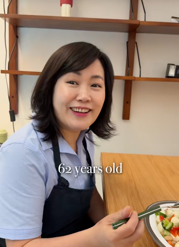 Cách dưỡng da của bà mẹ Hàn Quốc 62 tuổi: Mặt nạ bánh tráng giúp da sạch dầu mụn, dịu da tức thì trong 10 phút- Ảnh 1. Cách dưỡng da của bà mẹ Hàn Quốc 62 tuổi: Mặt nạ bánh tráng giúp da sạch dầu mụn, dịu da tức thì trong 10 phút- Ảnh 1.