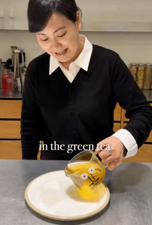 Cách dưỡng da của bà mẹ Hàn Quốc 62 tuổi: Mặt nạ bánh tráng giúp da sạch dầu mụn, dịu da tức thì trong 10 phút- Ảnh 6. Cách dưỡng da của bà mẹ Hàn Quốc 62 tuổi: Mặt nạ bánh tráng giúp da sạch dầu mụn, dịu da tức thì trong 10 phút- Ảnh 6.