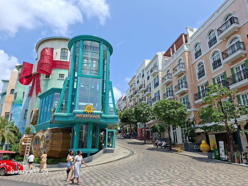 Du lịch Sunset Town Ph&uacute; Quốc c&ugrave;ng Samsung Galaxy A57 5G: Bắt ảnh nghệ từ bản n&acirc;ng cấp chất lượng của A56 - Ảnh 1.