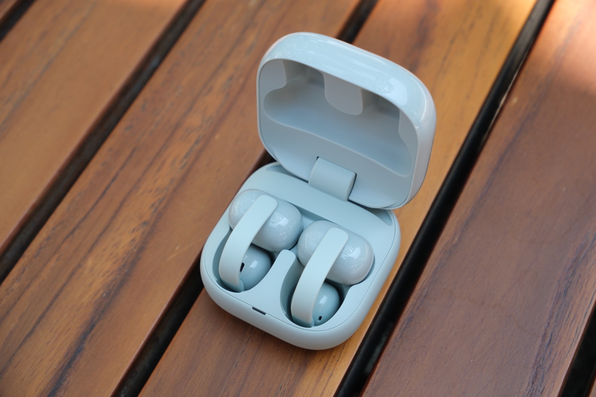 Sony Clip WF-LC900: Khi tai nghe kh&ocirc;ng c&ograve;n để &ldquo;c&aacute;ch ly&rdquo;, m&agrave; để kết nối với thế giới - Ảnh 1.