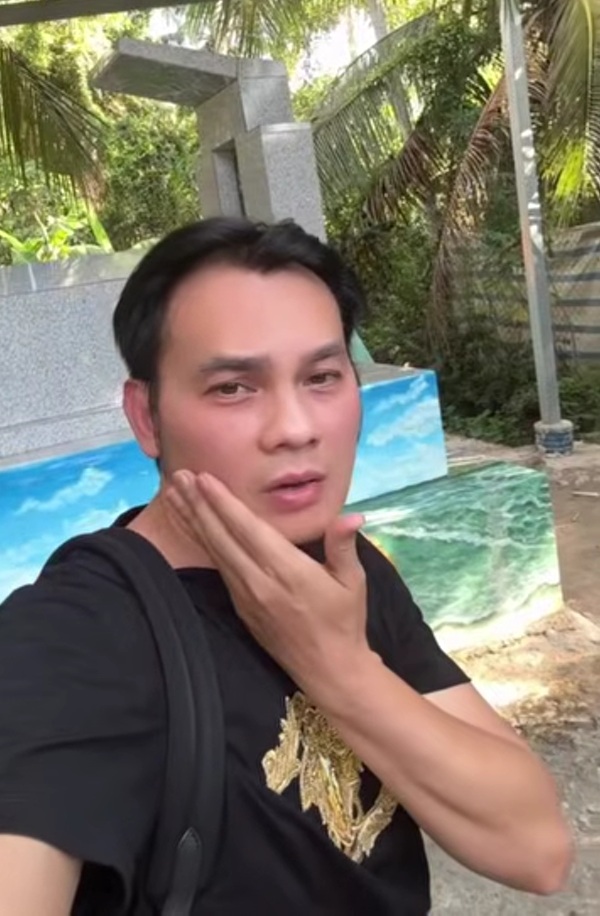 Nam NSƯT từ Mỹ về tới mộ con g&aacute;i: "Dậy con ơi, dậy theo ba đi h&aacute;t!" - Ảnh 1.