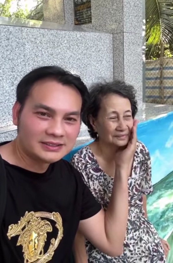 Nam NSƯT từ Mỹ về tới mộ con g&aacute;i: "Dậy con ơi, dậy theo ba đi h&aacute;t!" - Ảnh 2.