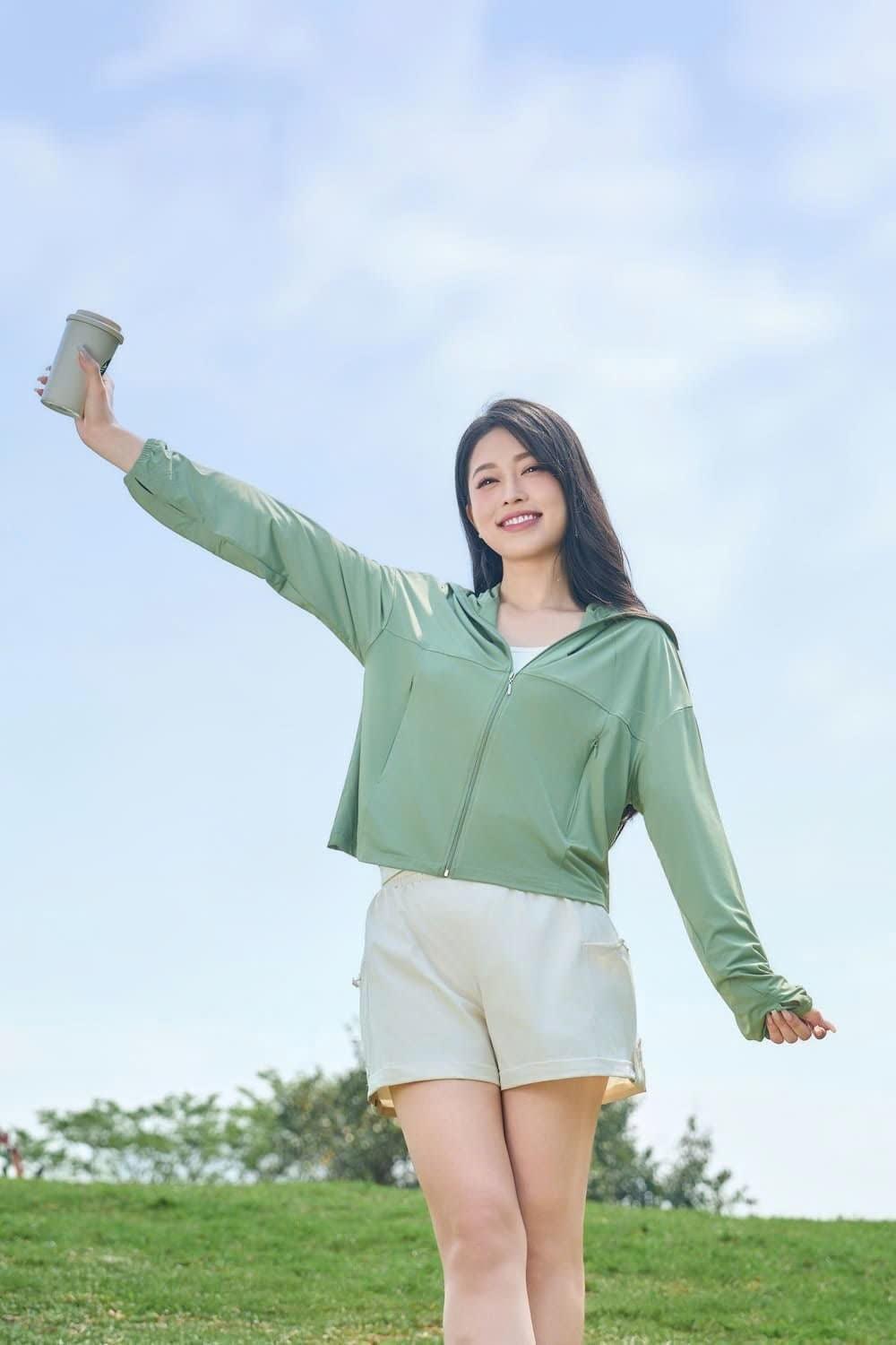 Học ngay b&iacute; k&iacute;p diện &aacute;o chống nắng mỏng nhẹ, m&aacute;t lịm của &Aacute; hậu B&ugrave;i Phương Nga - Ảnh 1.