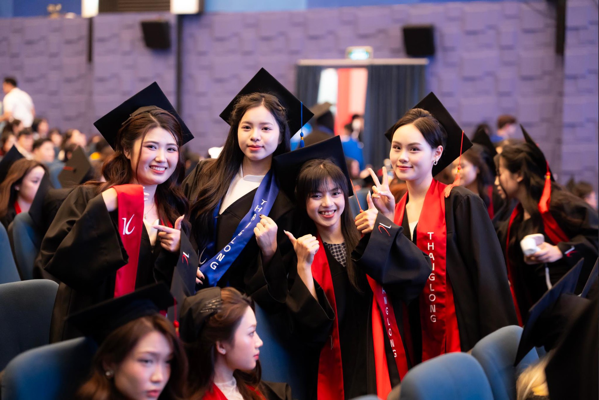 &ldquo;Nếu cả đời kh&ocirc;ng rực rỡ th&igrave; sao?&rdquo; - C&acirc;u trả lời bất ngờ của c&aacute;c t&acirc;n cử nh&acirc;n trong lễ tốt nghiệp ng&ocirc;i trường n&agrave;y - Ảnh 1.