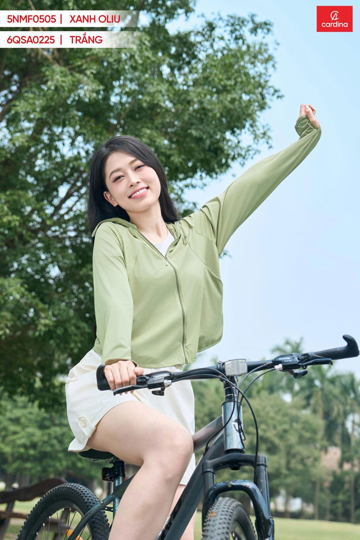 Học ngay b&iacute; k&iacute;p diện &aacute;o chống nắng mỏng nhẹ, m&aacute;t lịm của &Aacute; hậu B&ugrave;i Phương Nga - Ảnh 7.