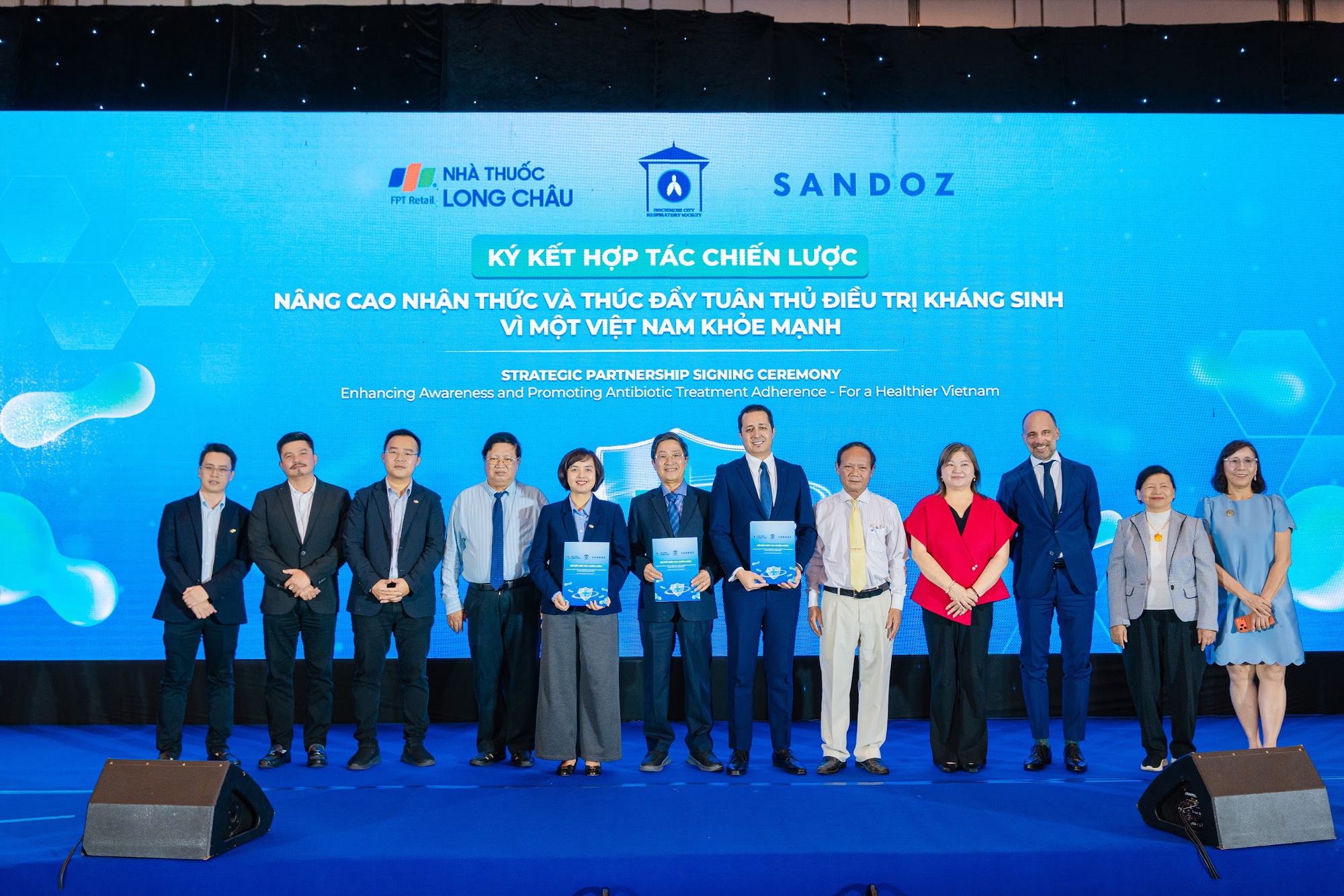 Long Ch&acirc;u hợp t&aacute;c chiến lược c&ugrave;ng Sandoz về kh&aacute;ng sinh, v&igrave; một Việt Nam khỏe mạnh - Ảnh 1.