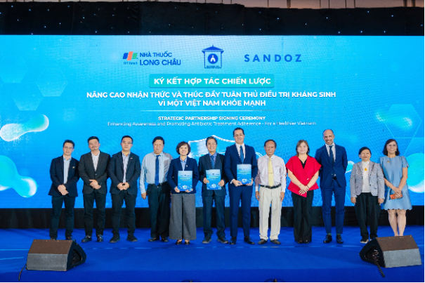 2.500 nh&agrave; thuốc Long Ch&acirc;u đồng h&agrave;nh Sandoz ph&aacute;t huy "điểm chạm y tế đầu ti&ecirc;n" n&acirc;ng cao nhận thức cộng đồng về tu&acirc;n thủ điều trị kh&aacute;ng sinh - Ảnh 1.