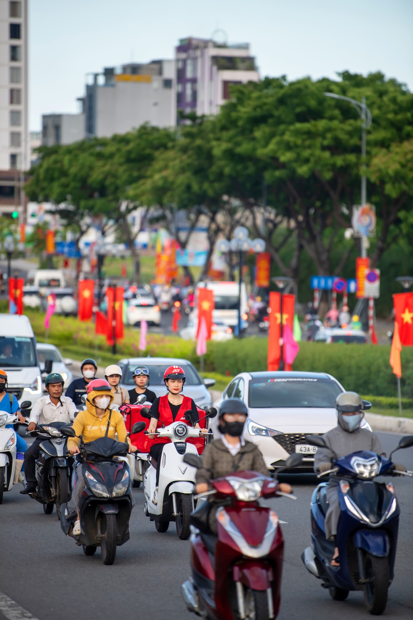 Nghỉ lễ d&agrave;i ng&agrave;y: Người trẻ chọn gửi đồ trước để giảm tải h&agrave;nh l&yacute; - Ảnh 1.