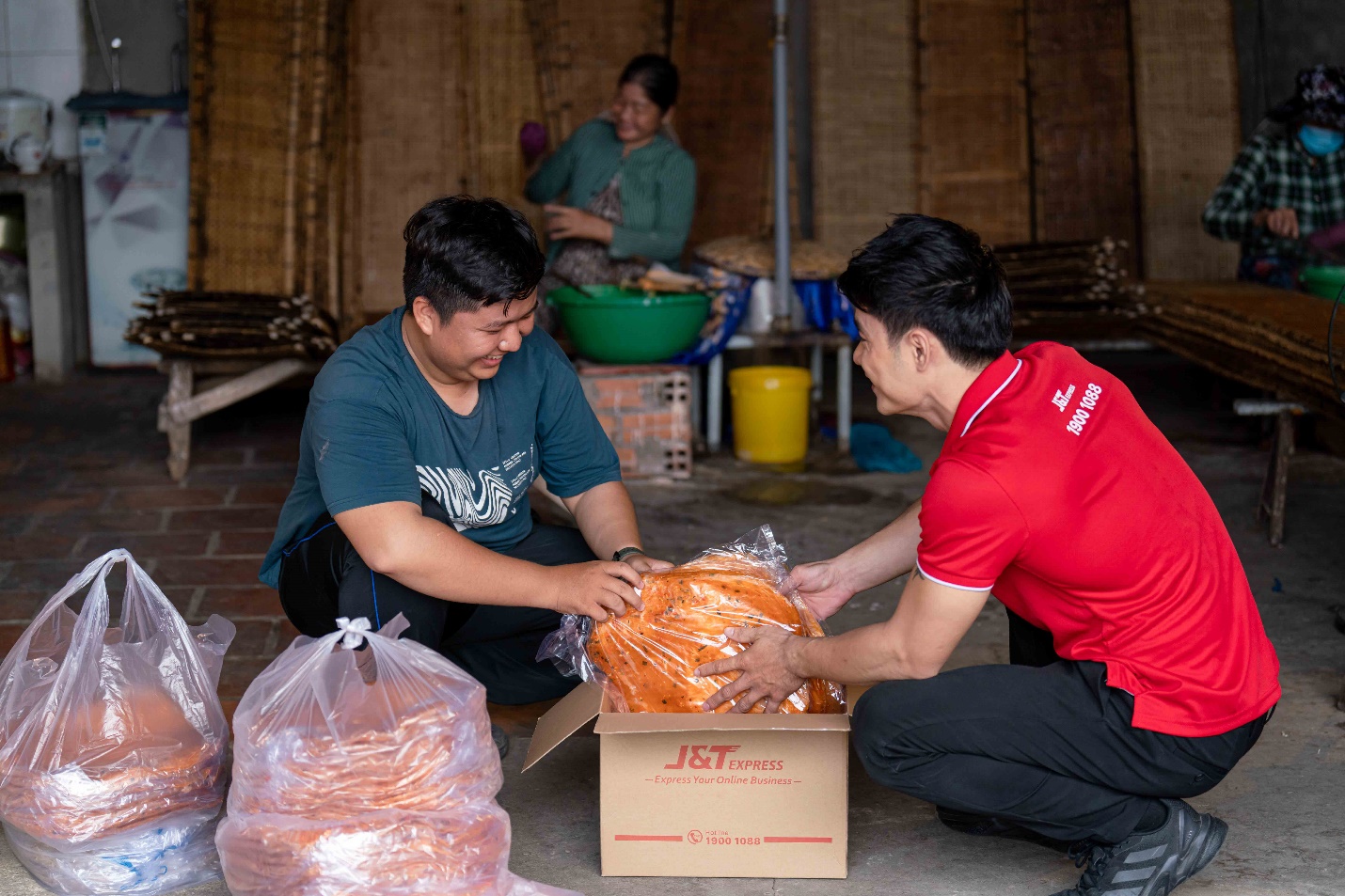 Nghỉ lễ d&agrave;i ng&agrave;y: Người trẻ chọn gửi đồ trước để giảm tải h&agrave;nh l&yacute; - Ảnh 2.
