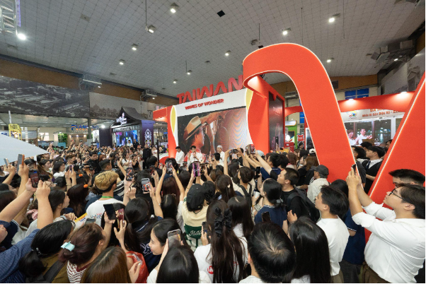 Isaac cùng khách tham quan "giải mã" sức hút Đài Loan: Điểm đến đầy cảm hứng tại VITM Hà Nội 2026 - Ảnh 1. Isaac cùng khách tham quan "giải mã" sức hút Đài Loan: Điểm đến đầy cảm hứng tại VITM Hà Nội 2026 - Ảnh 1.